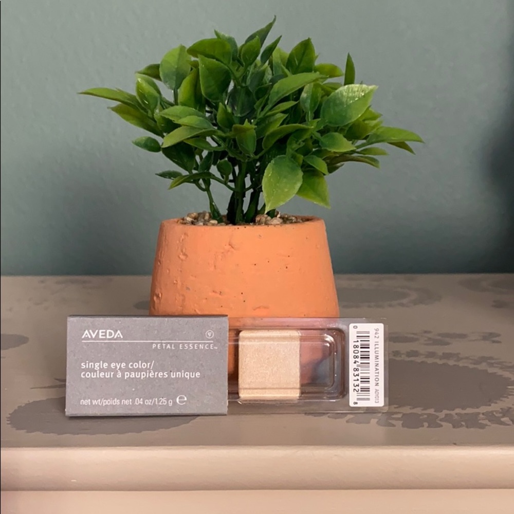 Aveda single eyeshadow 942 illumination